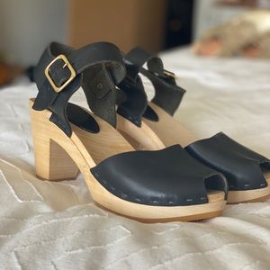 Bryr Clogs, perfect condition, size 8